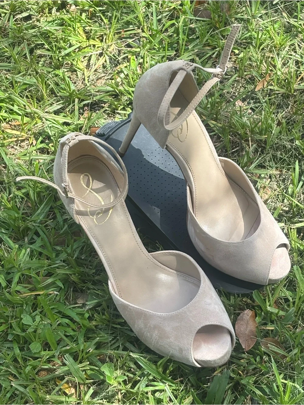 Jessica Simpson elegant sam